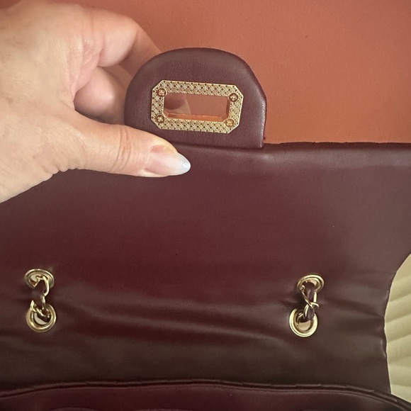 Badgley Mischka Red Quilted Shoulder Like New Travel Luggage Strap on Back - Picture 5 of 10